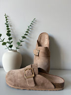 Mules effet suédine à boucle dorée - Beige