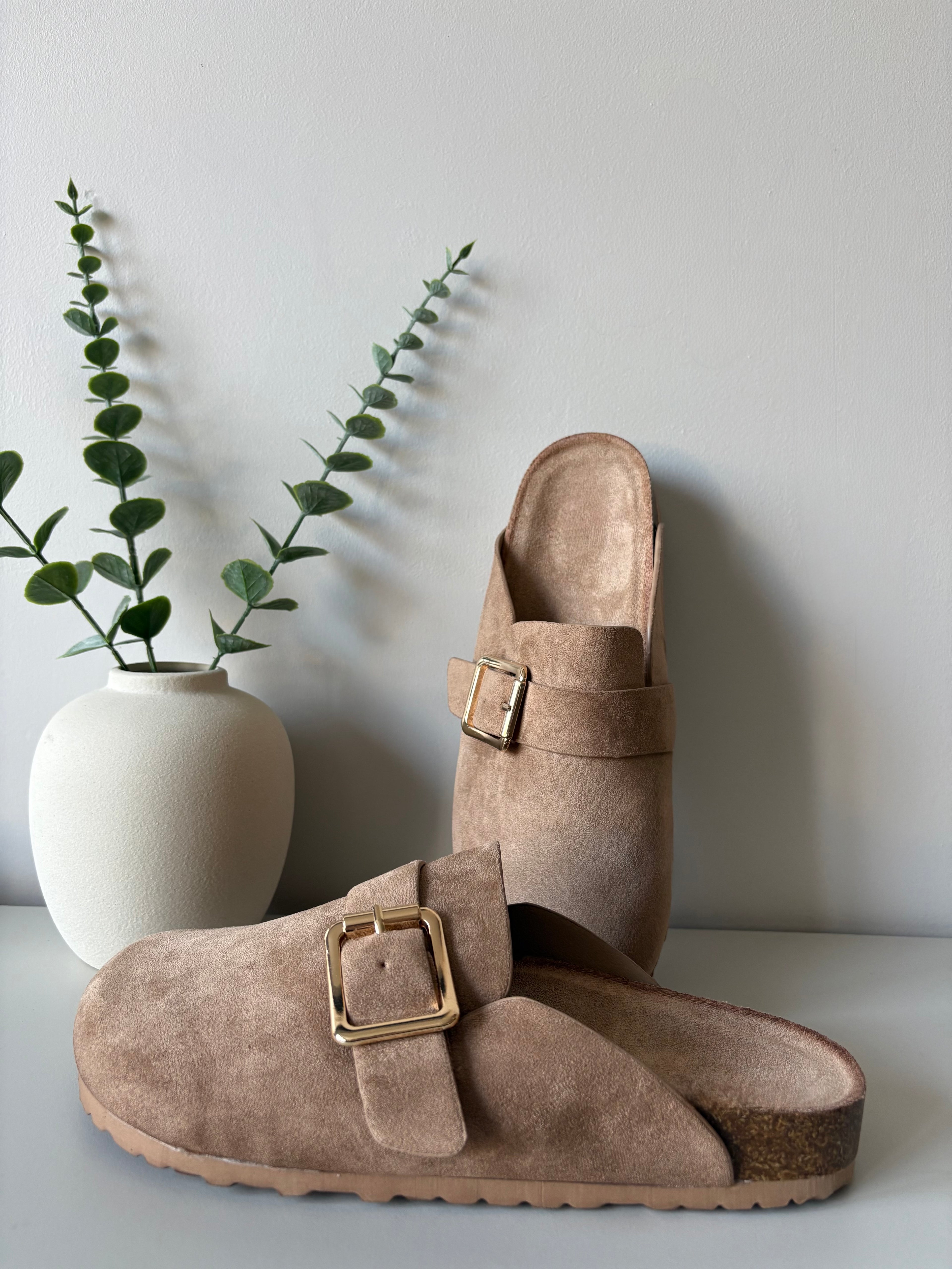 Mules effet suédine à boucle dorée - Beige