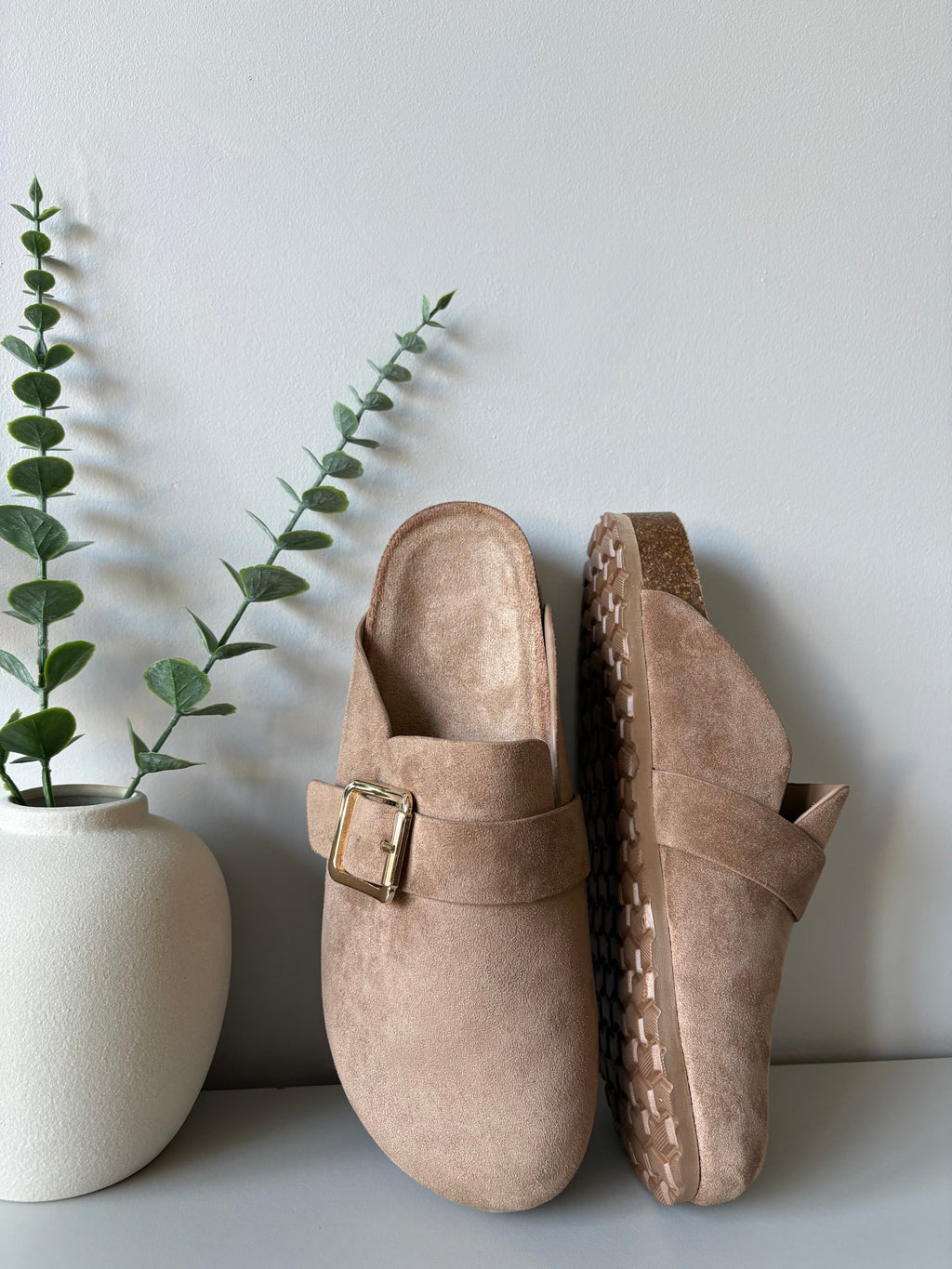 Mules effet suédine à boucle dorée - Beige