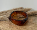 Bracelet jonc en résine effet écailles ambré