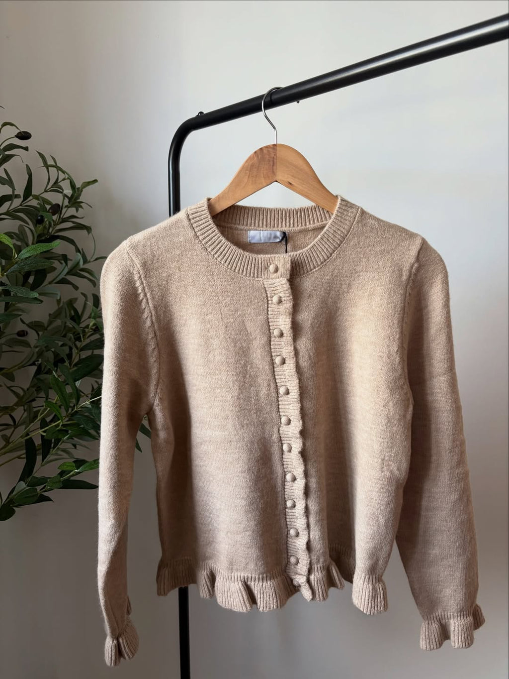 Cardigan boutonné à volants - Beige