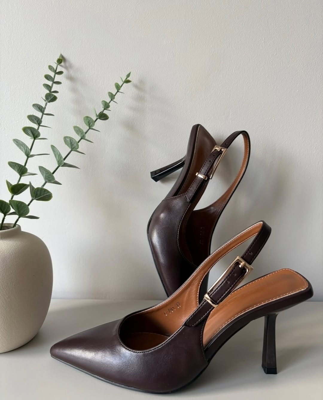 Escarpins chocolat avec fermoir doré